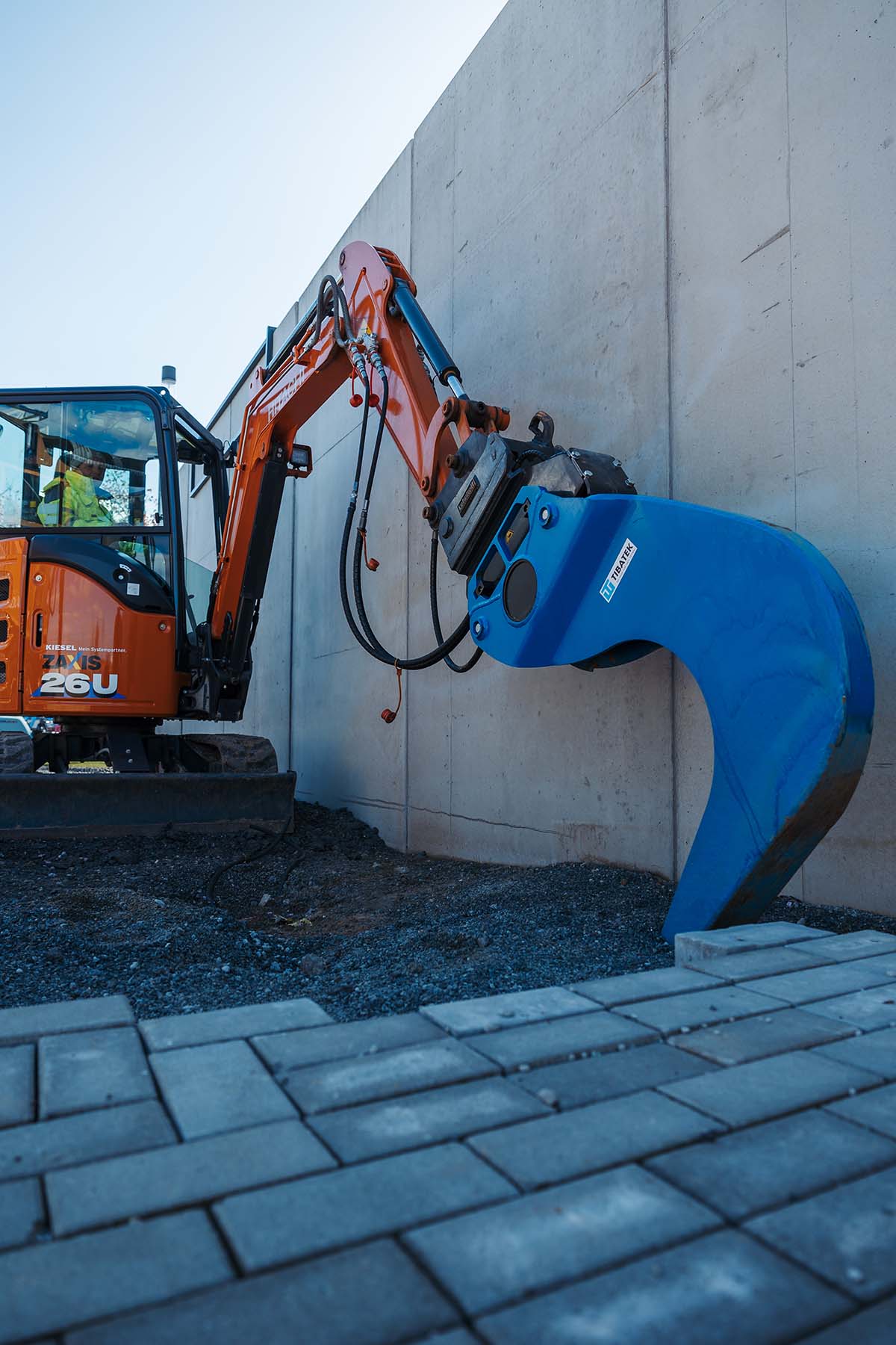 De TIBATEK Kabelbouw verdichtingslepel in gebruik