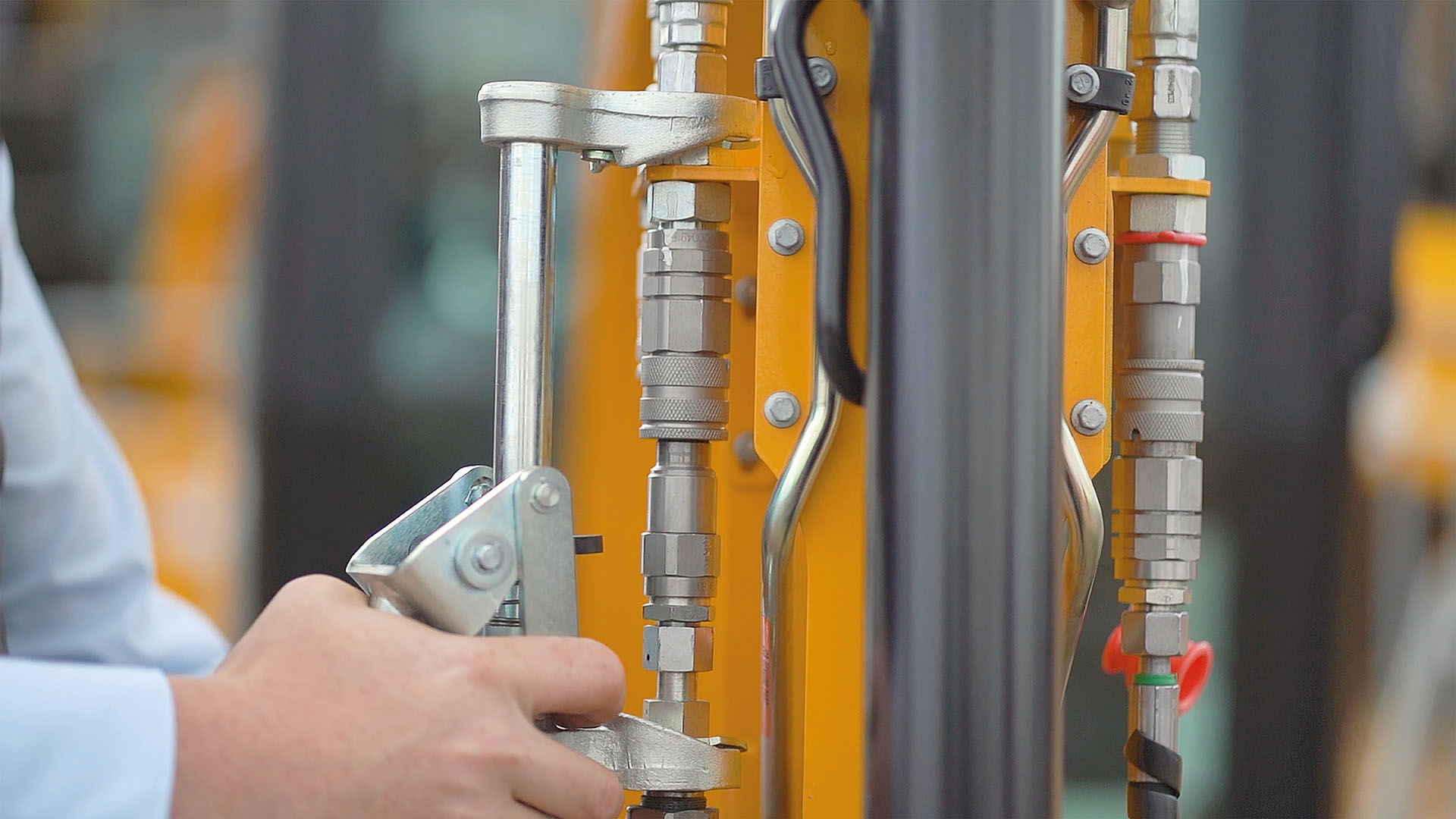 Zusammenschließen unterschiedlicher Hydraulikkupplungen mit der Hydraulikzange